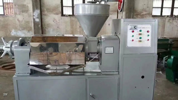 兩臺(tái)120型榨油機(jī)發(fā)往港口出口國外    